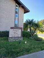 809 Amigos Way in Newport Beach, CA - Building Photo