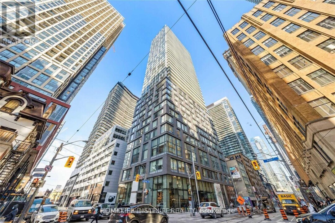 101-1101 Peter St in Toronto, ON - Building Photo