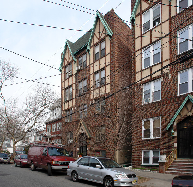 65 West 39th Street Apartments in Bayonne, NJ - Foto de edificio