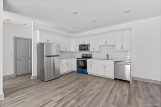 75 Forester Ave in Warwick, NY - Building Photo - Building Photo