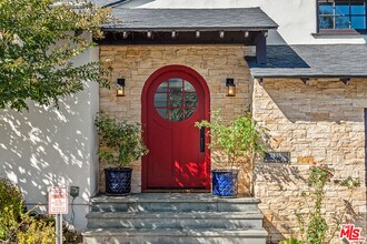 2444 Carman Crest Dr in Los Angeles, CA - Building Photo - Building Photo