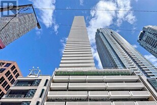 2221 Yonge St in Toronto, ON - Building Photo