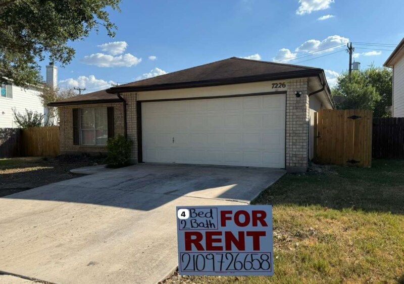 7226 Bull Creek Dr in San Antonio, TX - Building Photo