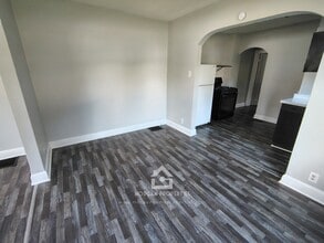 1325 W 10th St, Unit 1325 in Anderson, IN - Foto de edificio - Building Photo