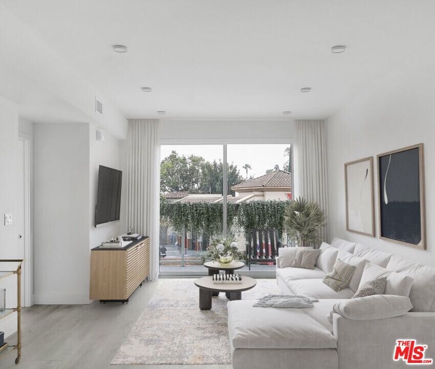 6535 Melrose Ave in Los Angeles, CA - Building Photo