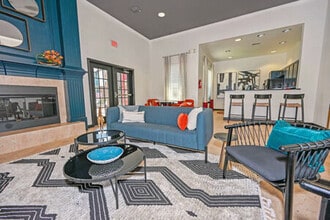 Worthington Point Apartments in Crowley, TX - Foto de edificio - Building Photo