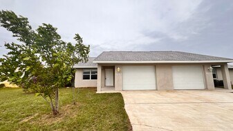 8213 Cozumel Ln in Sebring, FL - Building Photo