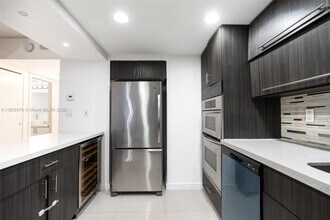 20350 W Country Club Dr in Aventura, FL - Building Photo - Building Photo