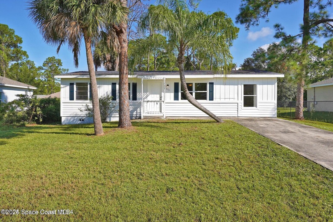 437 Truvall St SW in Palm Bay, FL - Building Photo