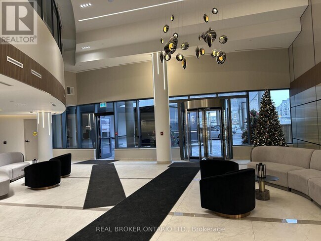 5105 Hurontario St in Mississauga, ON - Building Photo - Building Photo