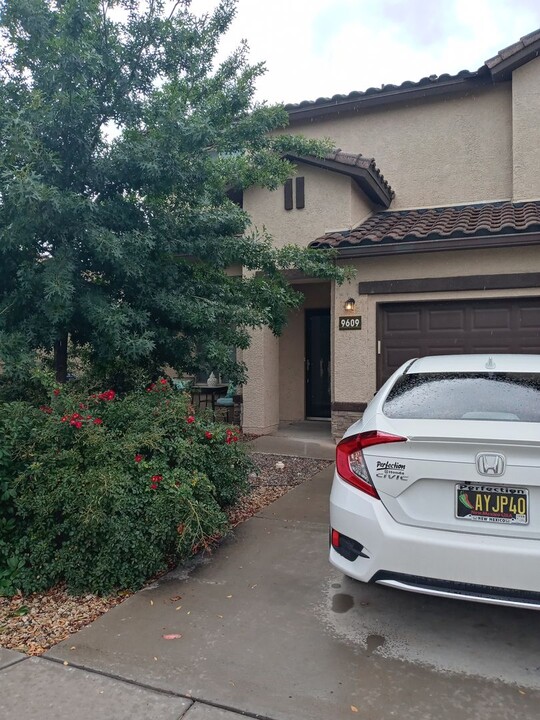 9609 Iron Rock Dr NW in Albuquerque, NM - Foto de edificio