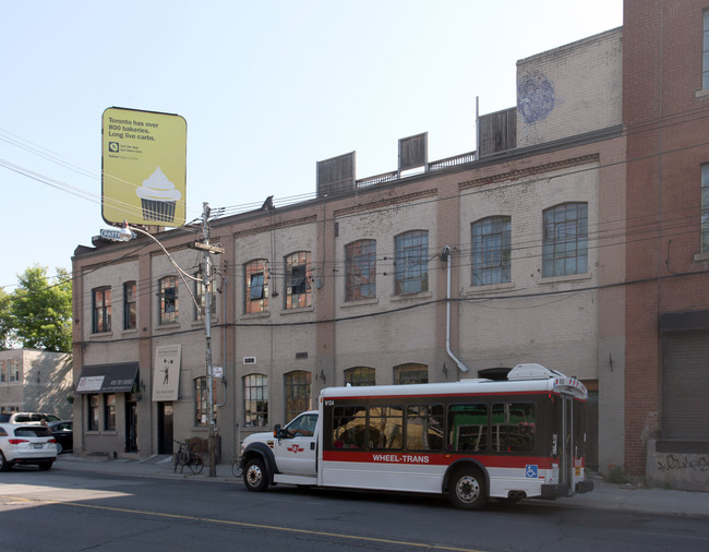 2480 Dundas St W in Toronto, ON - Building Photo - Building Photo