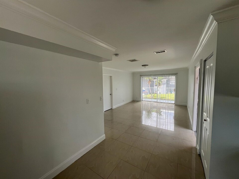 2342 Wilson St in Hollywood, FL - Foto de edificio