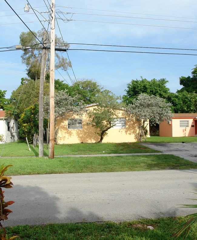 1465 NW 60th Ave in Fort Lauderdale, FL - Foto de edificio - Building Photo