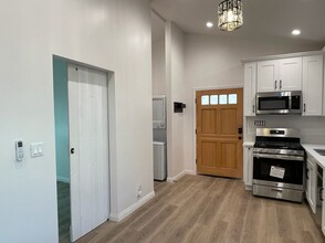 1950 Crestshire Dr in Glendale, CA - Building Photo - Building Photo