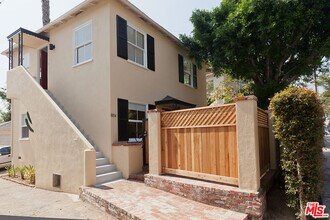 8854 Cynthia St in West Hollywood, CA - Building Photo - Building Photo