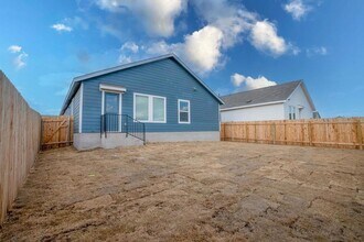 216 Little Sparklers Lp, Unit 3 in Hutto, TX - Foto de edificio - Building Photo