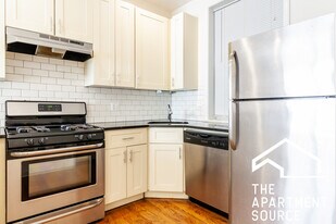 855 W Cornelia Ave, Unit 1W in Chicago, IL - Building Photo