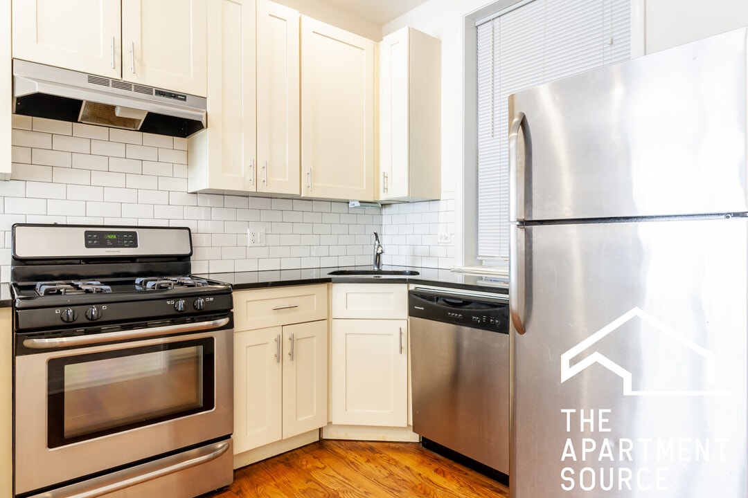 855 W Cornelia Ave, Unit 1W in Chicago, IL - Building Photo