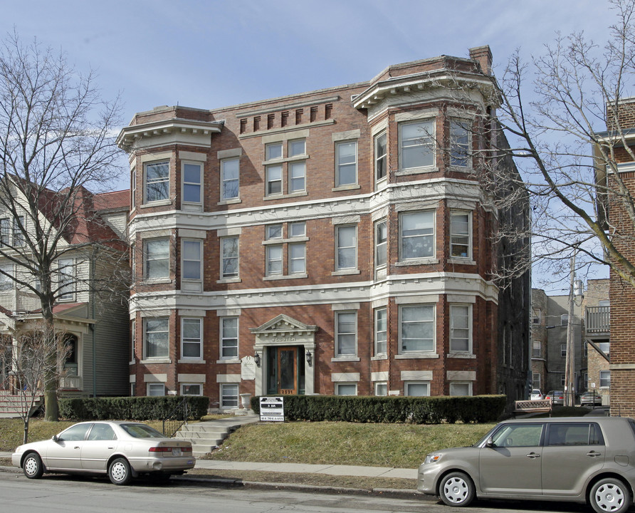 Webster Apartments in Milwaukee, WI - Foto de edificio