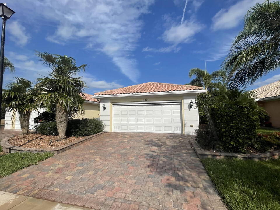 10421 SW Stratton Dr in Port St. Lucie, FL - Foto de edificio