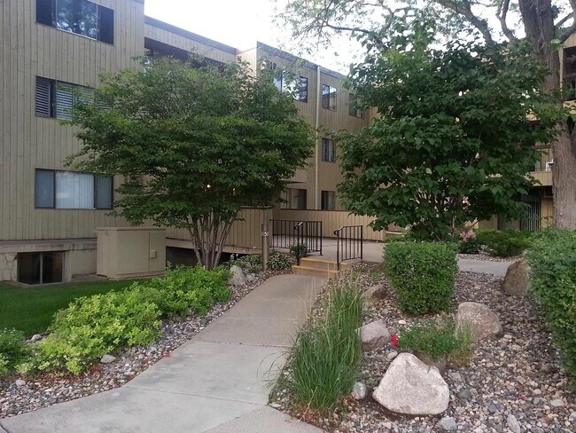4101 Parklawn Ave, Unit 120 in Minneapolis, MN - Foto de edificio - Building Photo