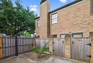 9850 Pagewood Ln in Houston, TX - Building Photo - Building Photo