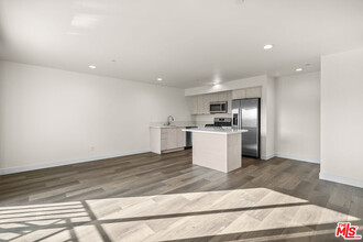 2527 Hauser Blvd in Los Angeles, CA - Building Photo - Building Photo