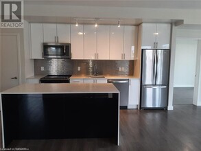 150 Sabina Dr in Oakville, ON - Building Photo - Building Photo