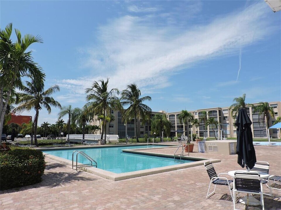 501 E Dania Beach Blvd, Unit 5-5M in Dania Beach, FL - Building Photo