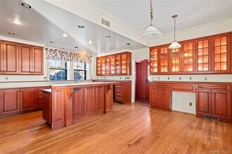 203 Store Hill Rd in Old Westbury, NY - Building Photo - Building Photo