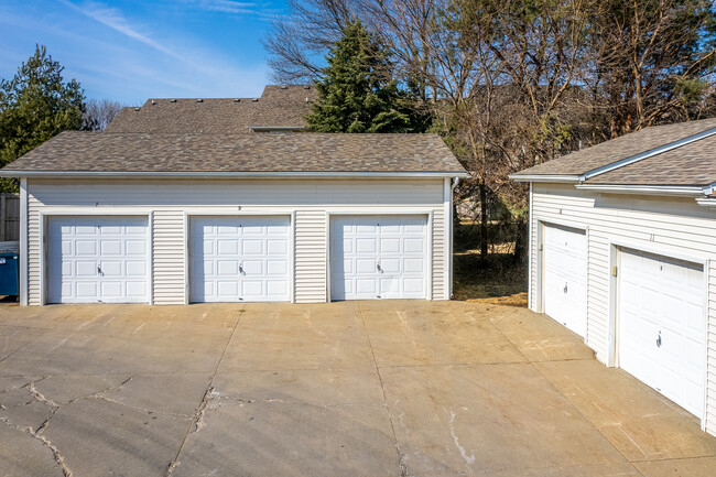 Westin Heights Condominiums in West Des Moines, IA - Building Photo - Building Photo