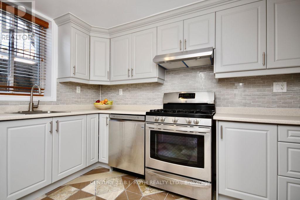 42 McVeigh Dr in Barrie, ON - Building Photo