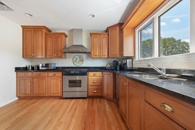 17 Gilbert St, Unit 2 in Newton, MA - Building Photo - Building Photo