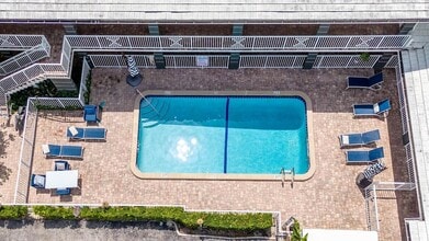 330 W Camino Real in Boca Raton, FL - Foto de edificio - Building Photo