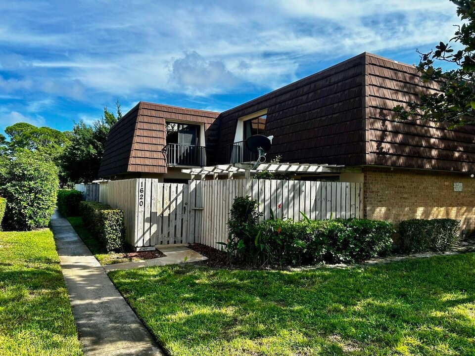 1620 16th Ln in Palm Beach Gardens, FL - Building Photo