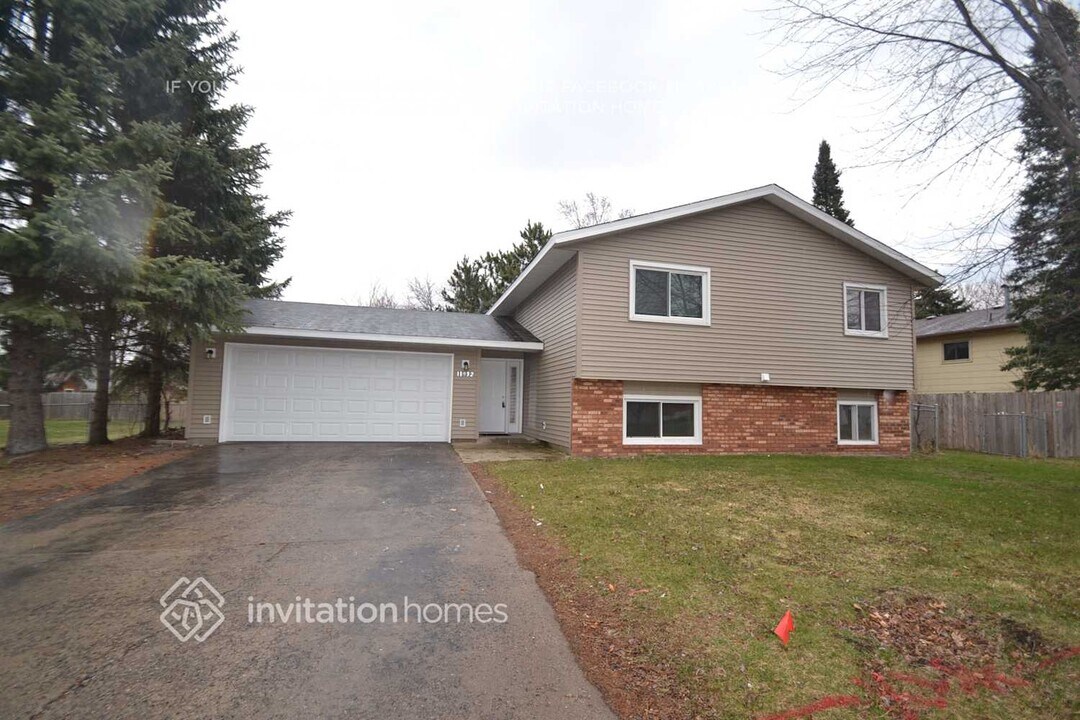 11932 Pennsylvania Ave N in Champlin, MN - Foto de edificio