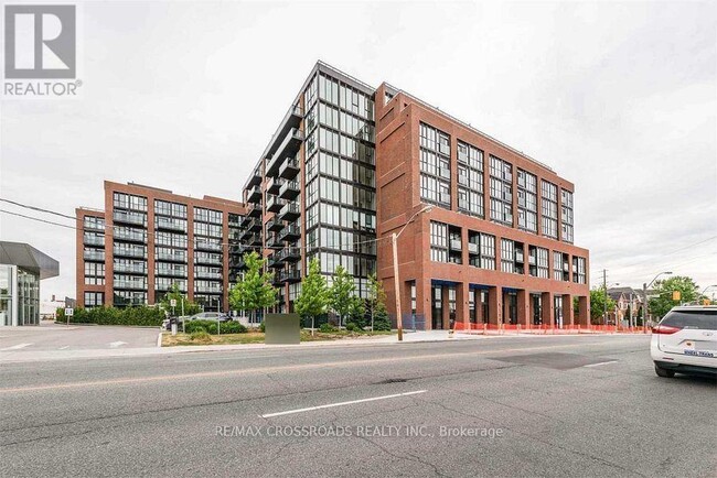 2300-2300 St Clair Ave W in Toronto, ON - Building Photo - Building Photo