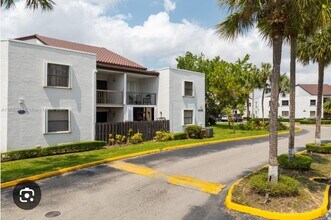 9435 Fontainebleau Blvd in Miami, FL - Building Photo - Building Photo