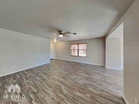 13475 W Post Dr in Surprise, AZ - Foto de edificio - Building Photo