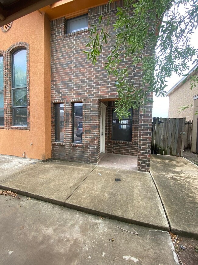 1206 W Fig Ave in Pharr, TX - Foto de edificio - Building Photo