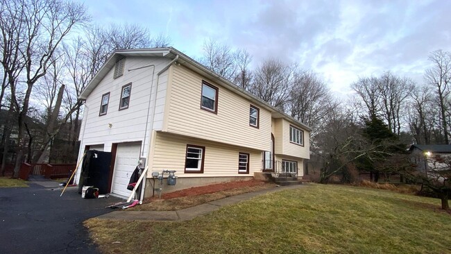 35 Skylark Dr in Spring Valley, NY - Building Photo - Building Photo