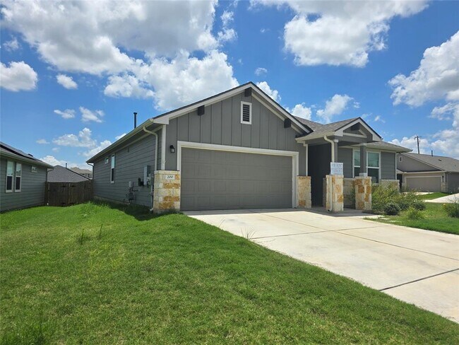 200 Lavaca River Ln in Hutto, TX - Building Photo - Building Photo