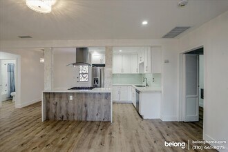 8833 Paso Robles Ave in Los Angeles, CA - Foto de edificio - Building Photo