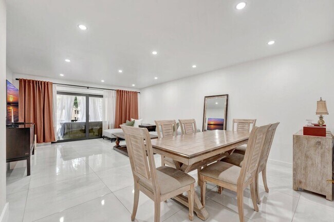 138 S Cypress Rd in Pompano Beach, FL - Building Photo - Building Photo