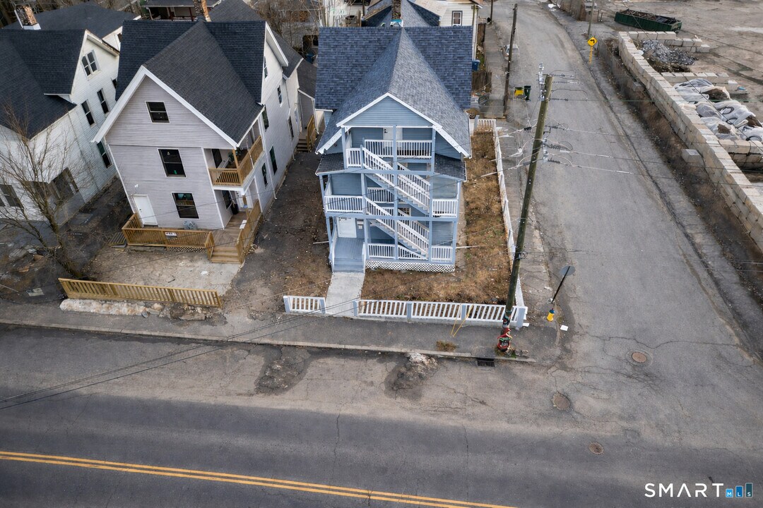 69 W Liberty St in Waterbury, CT - Building Photo