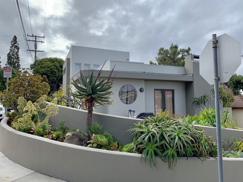 2616 Walnut Ave in Manhattan Beach, CA - Building Photo