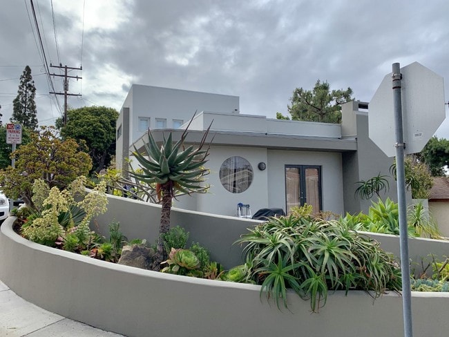 property at 2616 Walnut Ave