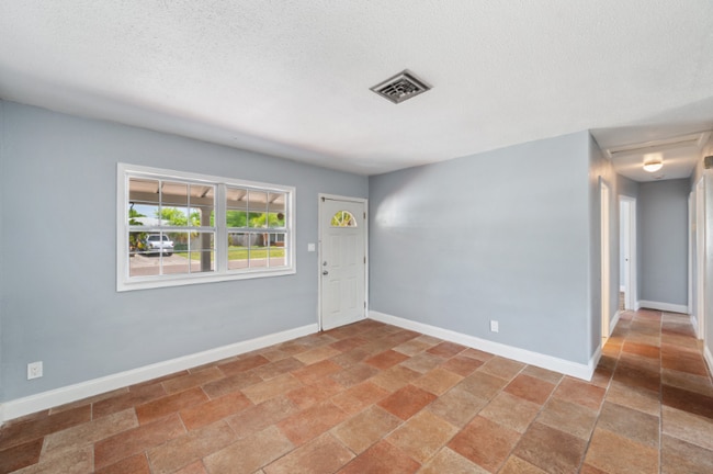 5660 Hobson St NE in St. Petersburg, FL - Building Photo - Building Photo