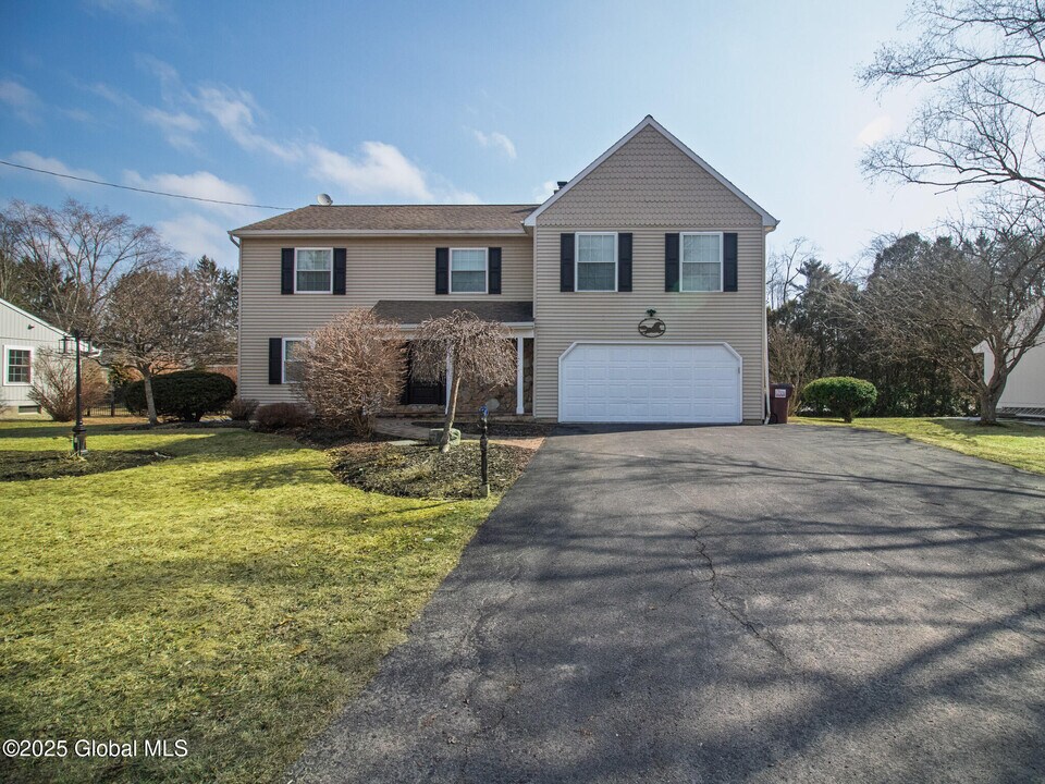 3 Salem Dr in Saratoga Springs, NY - Building Photo